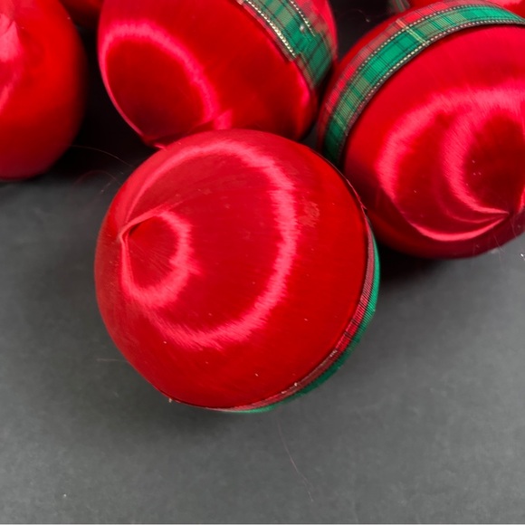 Lot of 12 Vintage Satin Spun Christmas Ornaments Red Balls with Ribbon - Picture 10 of 16